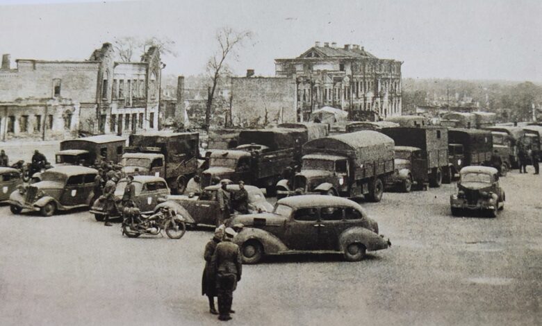 Старий Чернігів: фашисти в центрі Чернігова і розбиті будинки біля площі (Фото)
