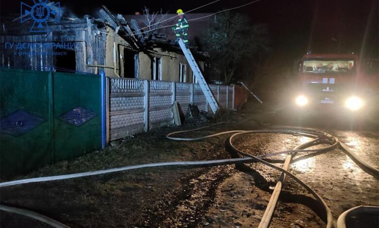 У Чернігові горів житловий будинок: рятувальники виявили в помешканні 41-річного господаря