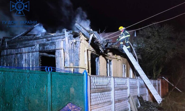 У Чернігові горів житловий будинок: рятувальники виявили в помешканні 41-річного господаря