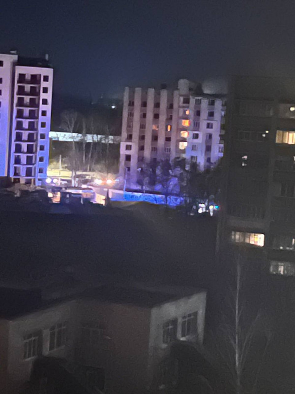 У Чернігові вночі горів розбомблений гуртожиток на ЗАЗі (Фото)