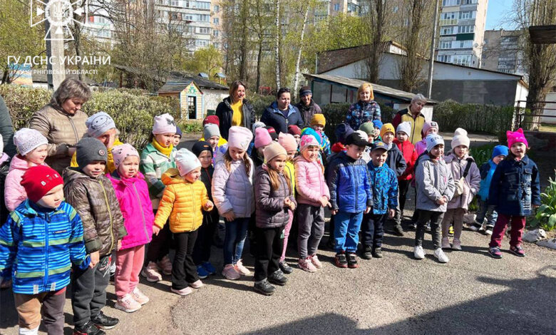 Безпечний ранок: до дошкільнят завітали рятувальники Чернігова (Фото)