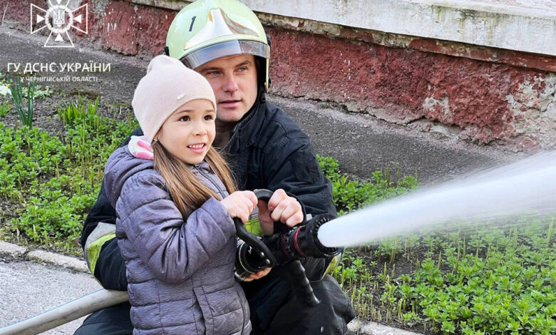 Безпечний ранок: до дошкільнят завітали рятувальники Чернігова (Фото)