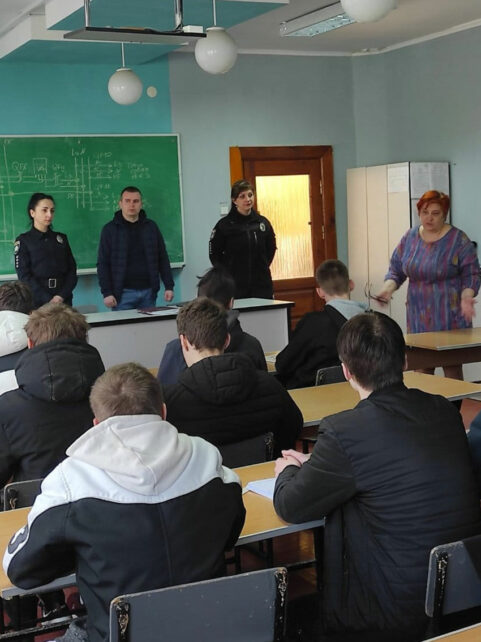 Безпека в інтернеті: ювенальні поліцейські провели тематичний урок для учнів чернігівського ліцею