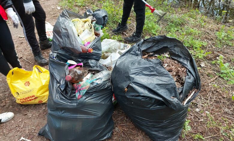 Більш ніж 270 кілограмів сміття вигребла сновська молодь у місцевому гідропарку