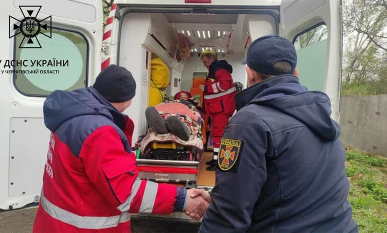 Чернігівські рятувальники допомогли транспортувати жінку з села, яке затопило (Фото)