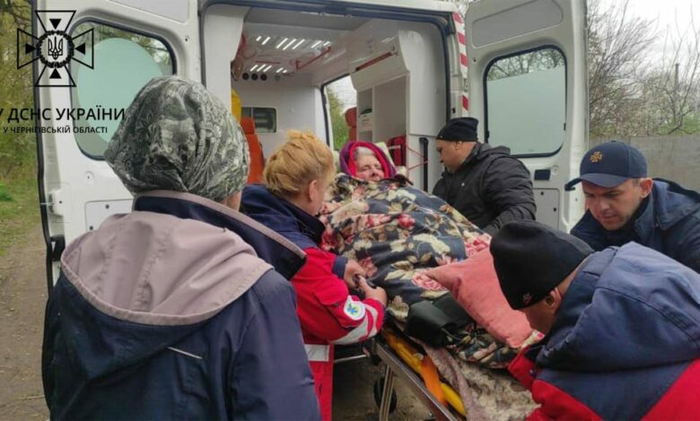Чернігівські рятувальники допомогли транспортувати жінку з села, яке затопило (Фото)
