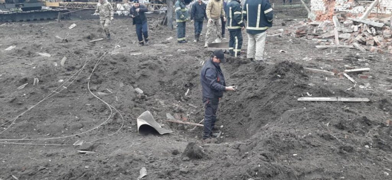 Наслідки авіаудару по Чернігівщині: руйнування підприємства і поранений чоловік (Фото)
