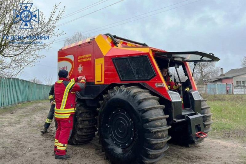 Під час підтоплень на Чернігівщині рятувальники допомогли 95-річній жительці села