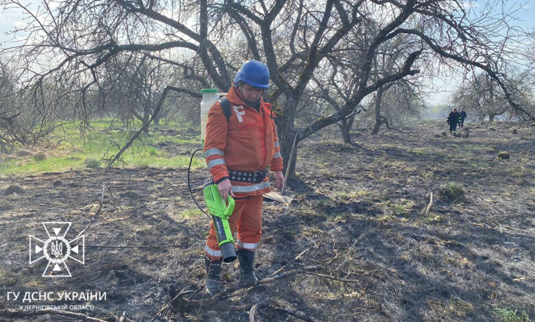 Під постійними ворожими обстрілами продовжують нести службу воїни без зброї – рятувальники Семенівщини (Фото)
