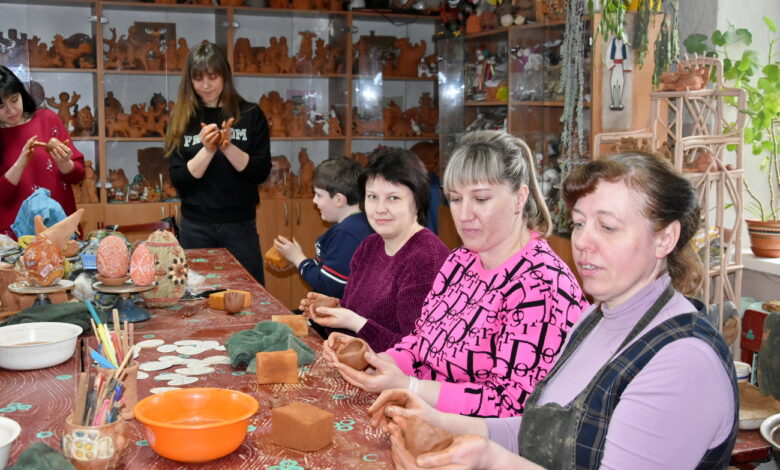 Писанка з глини: У Коропській громаді пройшов народознавчий майстер-клас (Фото)