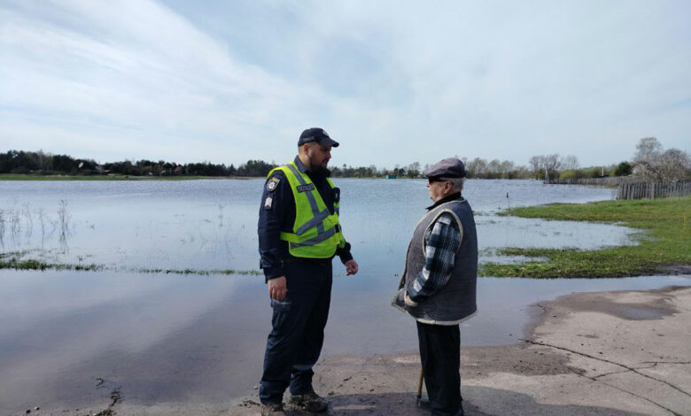 Поліцейські допомагають мешканцям громад, що потерпають від весняного водопілля (Фото)