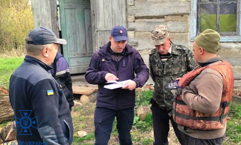 Рятувальники надають допомогу жителям підтоплених населених пунктів на Чернігівщині (Фото)