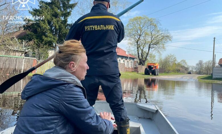 Рятувальники продовжують надавати допомогу підтопленим селам Чернігівщини (Фото)