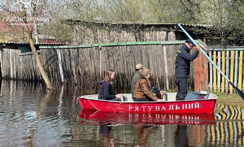Рятувальники продовжують надавати допомогу підтопленим селам Чернігівщини (Фото)