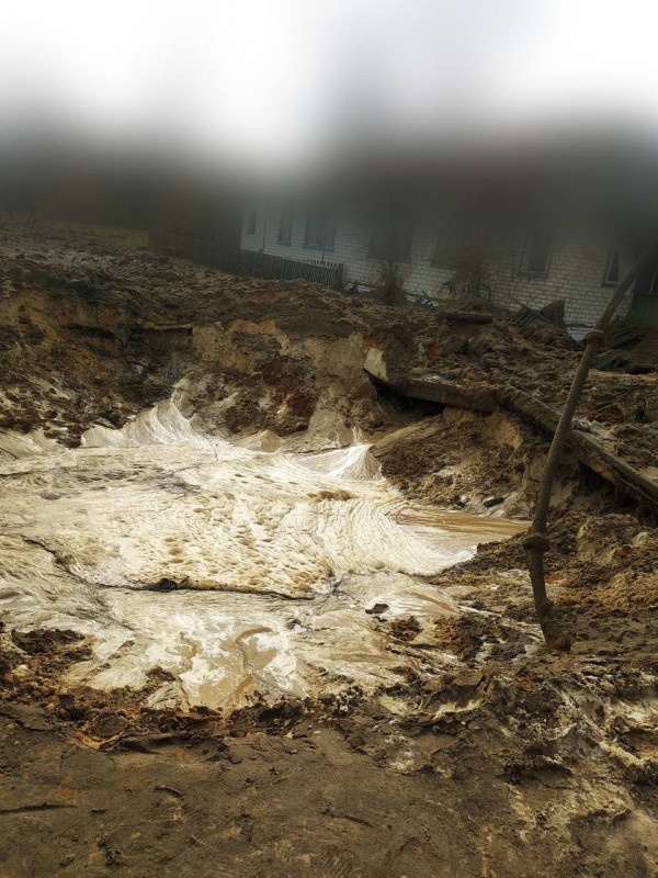 Росіяни з винищувача вдарили по прикордонню Чернігівщини: пошкоджено житлові будинки (Фото)