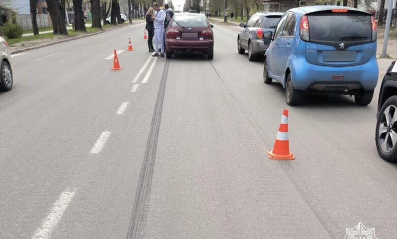 У Чернігові автівка збила літню жінку (Фотофакт)