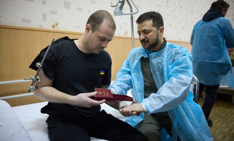 У Чернігові Глава держави відвідав у госпіталі поранених військових і вручив їм нагороди