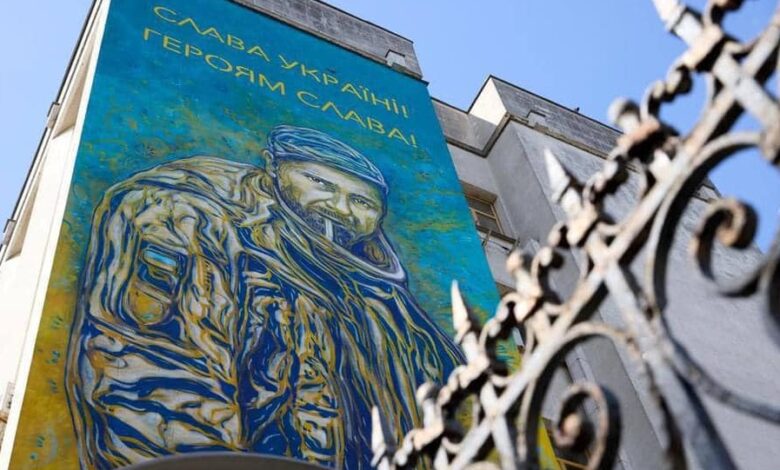 У Києві з‘явився мурал із зображенням розстріляного росіянами ніжинця Олександра Мацієвського
