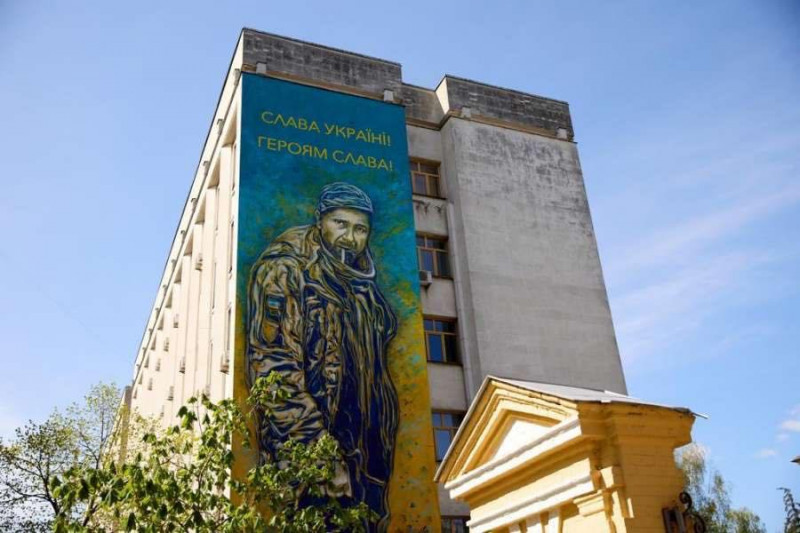 У Києві з‘явився мурал із зображенням розстріляного росіянами ніжинця Олександра Мацієвського