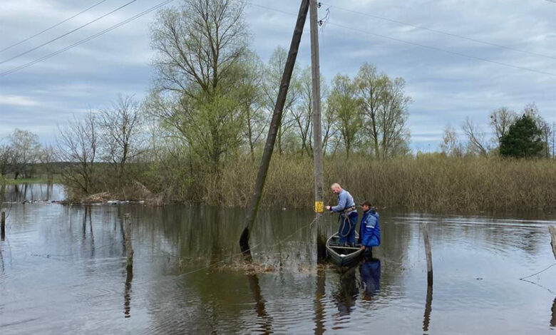 Велика вода: енергетиків Чернігівщини переправляють спецтехнікою до місць обриву проводів (Фотофакт)
