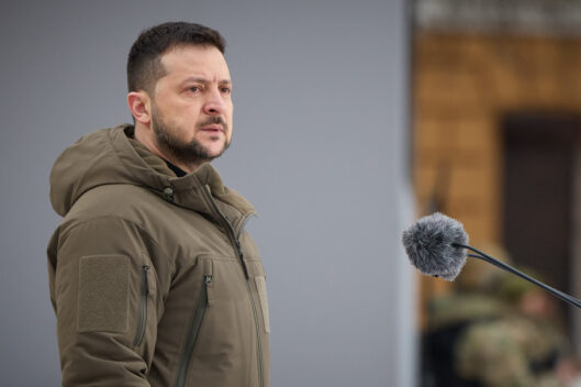 Зеленський відвідав село Ягідне, жителів якого росіяни місяць утримували у підвалі