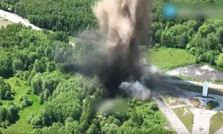 Біля монументу в Сеньківці росіяни підірвали дорогу (Відео)