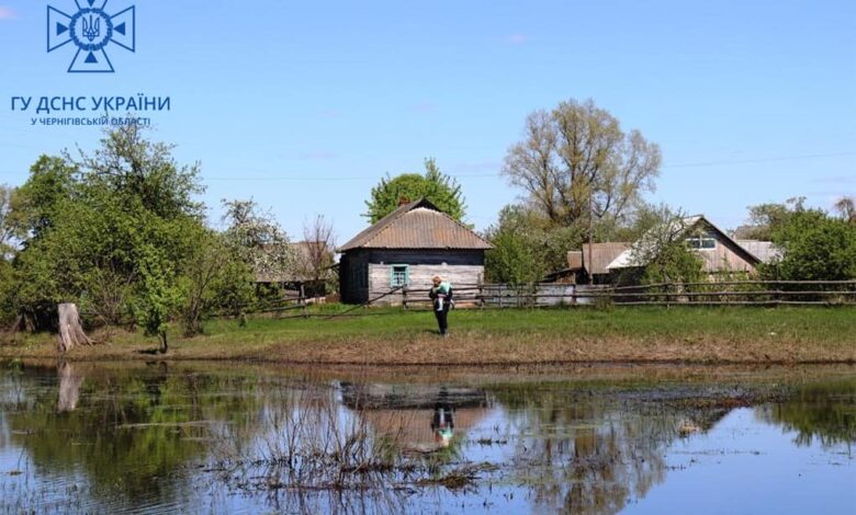 Чернігівщина досі у воді: рятувальники допомагають жителям підтоплених сіл (Фото)