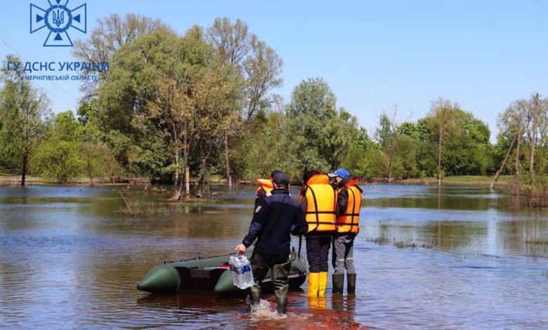 Чернігівщина досі у воді: рятувальники допомагають жителям підтоплених сіл (Фото)