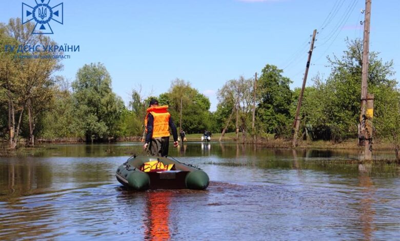 Чернігівщина досі у воді: рятувальники допомагають жителям підтоплених сіл (Фото)