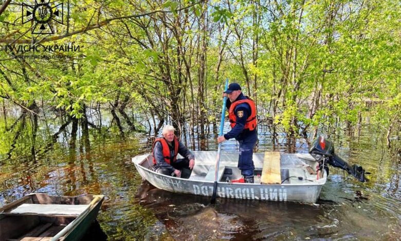Чернігівщина у воді: рятувальники допомагають жителям затоплених сіл (Фото)