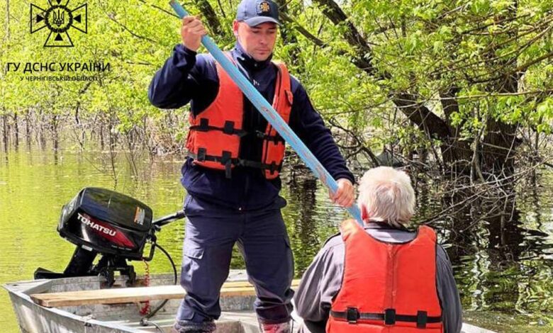 Чернігівщина у воді: рятувальники допомагають жителям затоплених сіл (Фото)