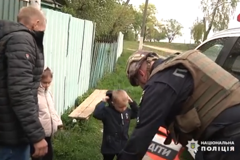 На Чернігівщині евакуювали двох малолітніх дітей із прикордонного села, що потерпає від російських обстрілів