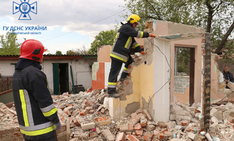 Рятувальники продовжують надавати допомогу жителям Чернігівщини, будинки яких зруйнували окупанти (Фото)