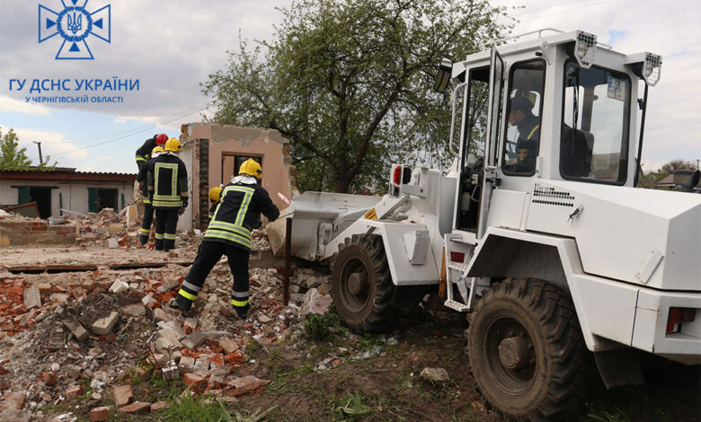 Рятувальники продовжують надавати допомогу жителям Чернігівщини, будинки яких зруйнували окупанти (Фото)