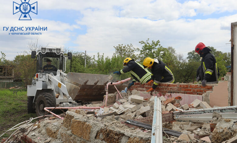 Рятувальники продовжують надавати допомогу жителям Чернігівщини, будинки яких зруйнували окупанти (Фото)