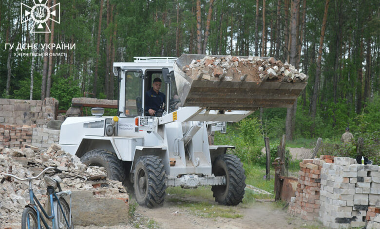 Рятувальники продовжують надавати допомогу жителям Чернігівщини, чиї будинки зруйнували окупанти (Фото)