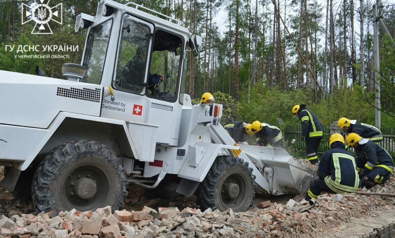 Рятувальники продовжують надавати допомогу жителям Чернігівщини, чиї будинки зруйнували окупанти (Фото)
