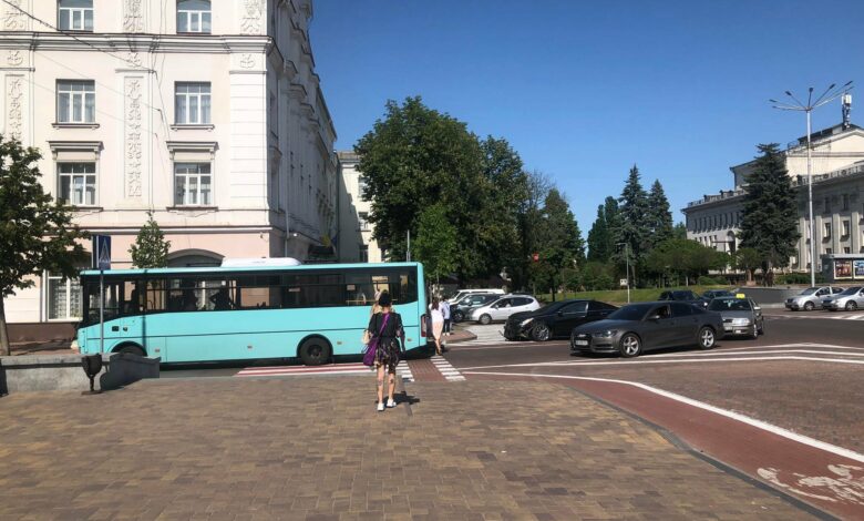 У центрі Чернігова автобус потрапив у ДТП (Фотофакт)