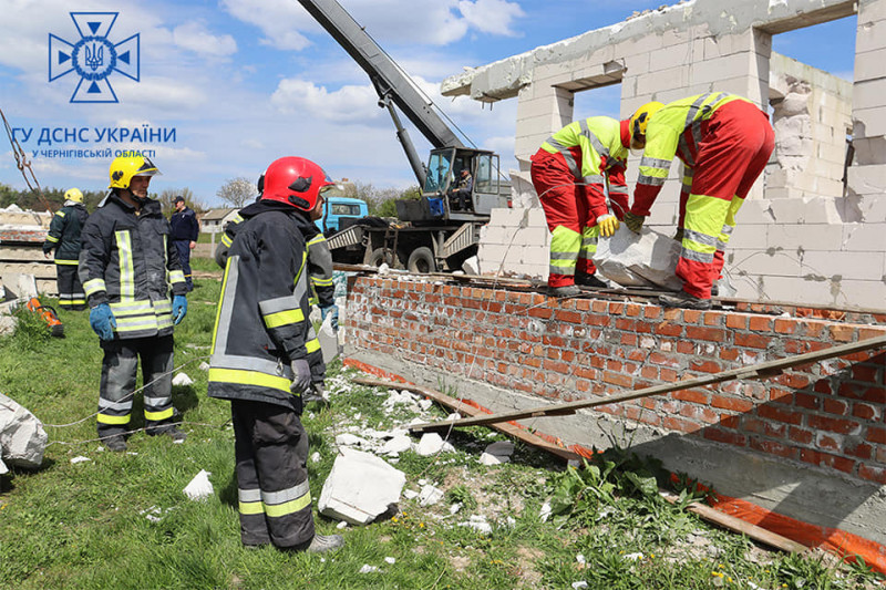 У Чернігівському районі рятувальники допомагають демонтувати зруйновані будинки