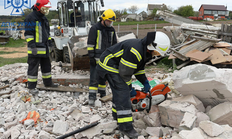 У Чернігівському районі рятувальники допомагають демонтувати зруйновані будинки