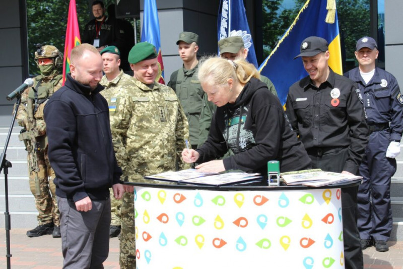 У Чернігові погасили поштову марку, присвячену захисникам і захисницям України