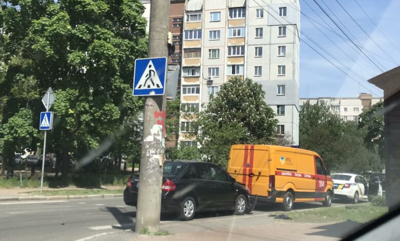 У Чернігові в ДТП потрапила автівка газовиків (Фотофакт)