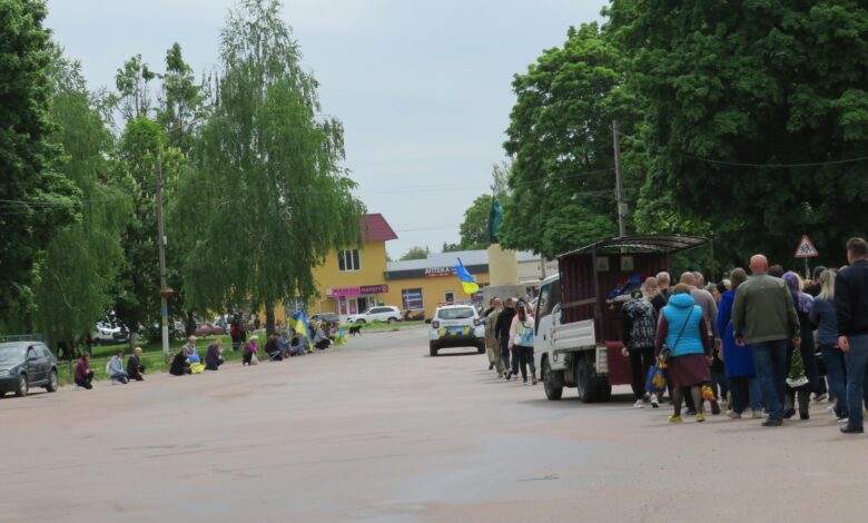 У Новгород-Сіверському навколішки проводжали в останню путь загиблого Героя (Фото)