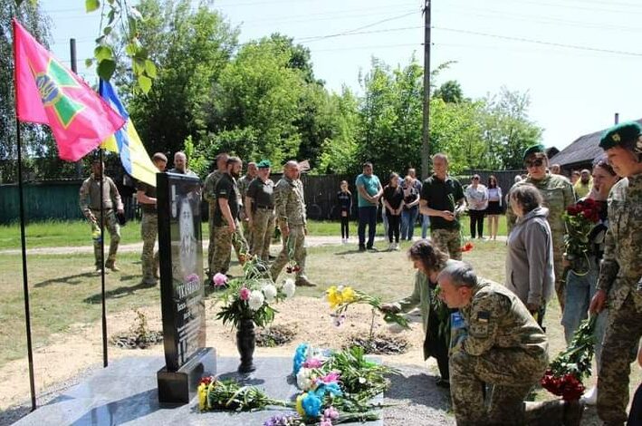 У селі на Чернігівщині відкрили пам’ятний знак загиблому прикордоннику (Фото)