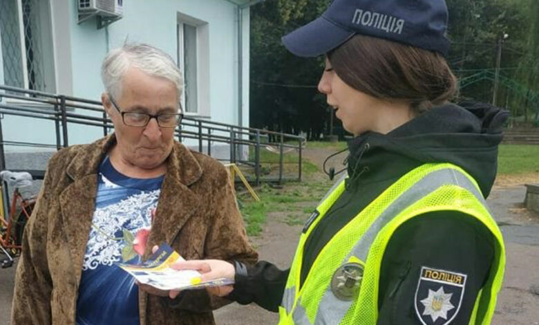 Антишахрайський рейд: поліцейські на Чернігівщині застерігають громадян від дій шахраїв