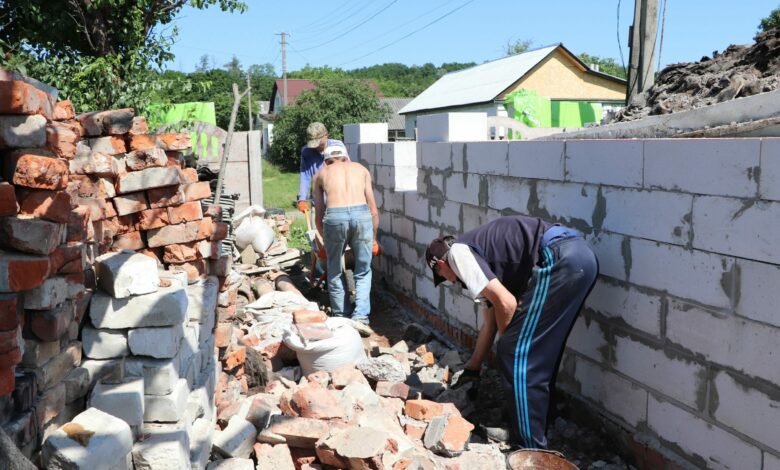 Безробітні допомагають волонтерам розбирати завали у Чернігові