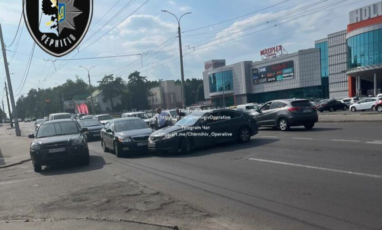 Біля «Голівуду» у Чернігові сталася ДТП (Фотофакт)