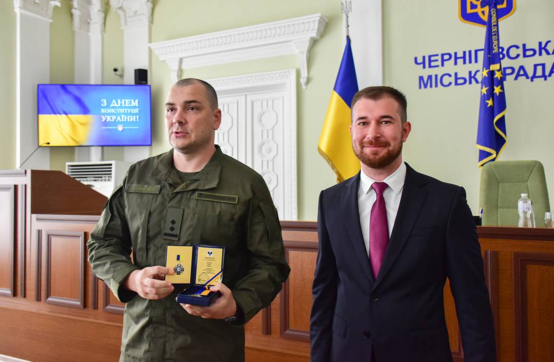 День Конституції - вручили перші медалі "За оборону Чернігова" тим, хто захистив місто від збройної агресії армії рф