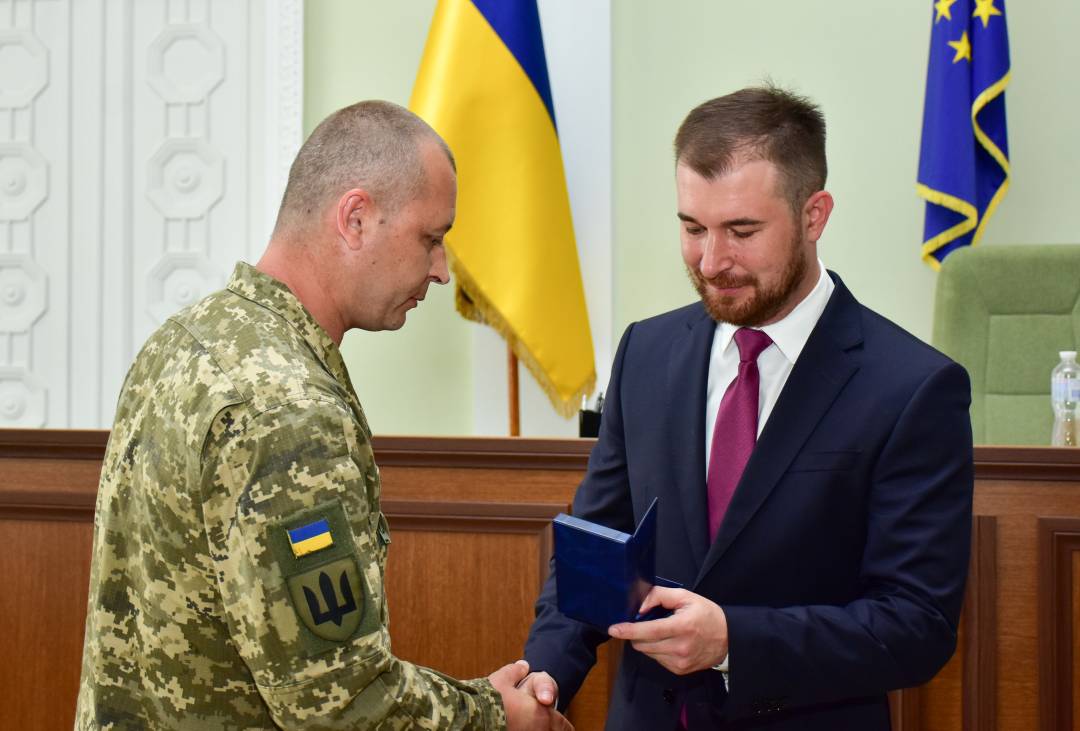 День Конституції - вручили перші медалі "За оборону Чернігова" тим, хто захистив місто від збройної агресії армії рф
