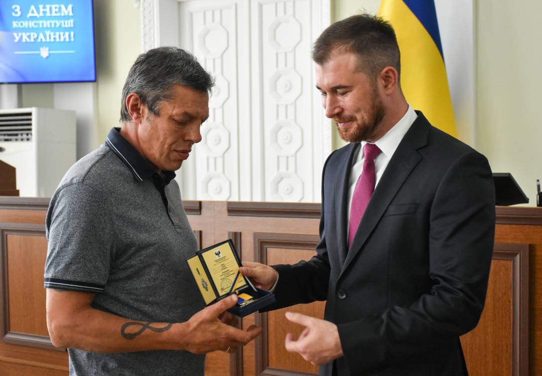 День Конституції - вручили перші медалі "За оборону Чернігова" тим, хто захистив місто від збройної агресії армії рф